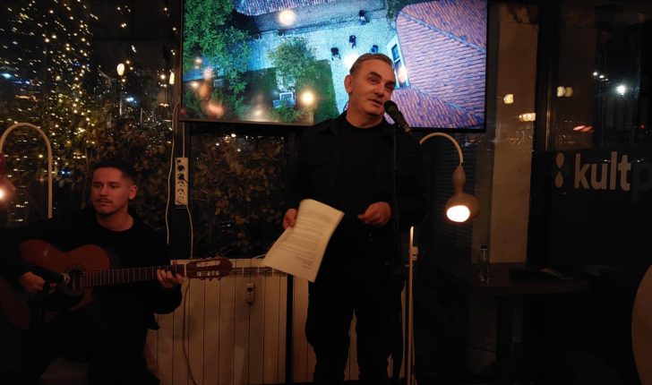 Poezia e Lulzim Tafës magjeps artdashësit në KultPlus Caffe Gallery, kolegët e cilësojnë si vazhdues të ideve poetike të Ali Podrimjes